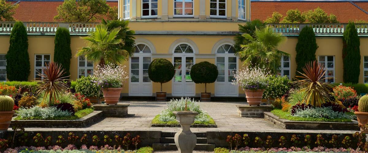 Berggarten showing heritage elements and a park