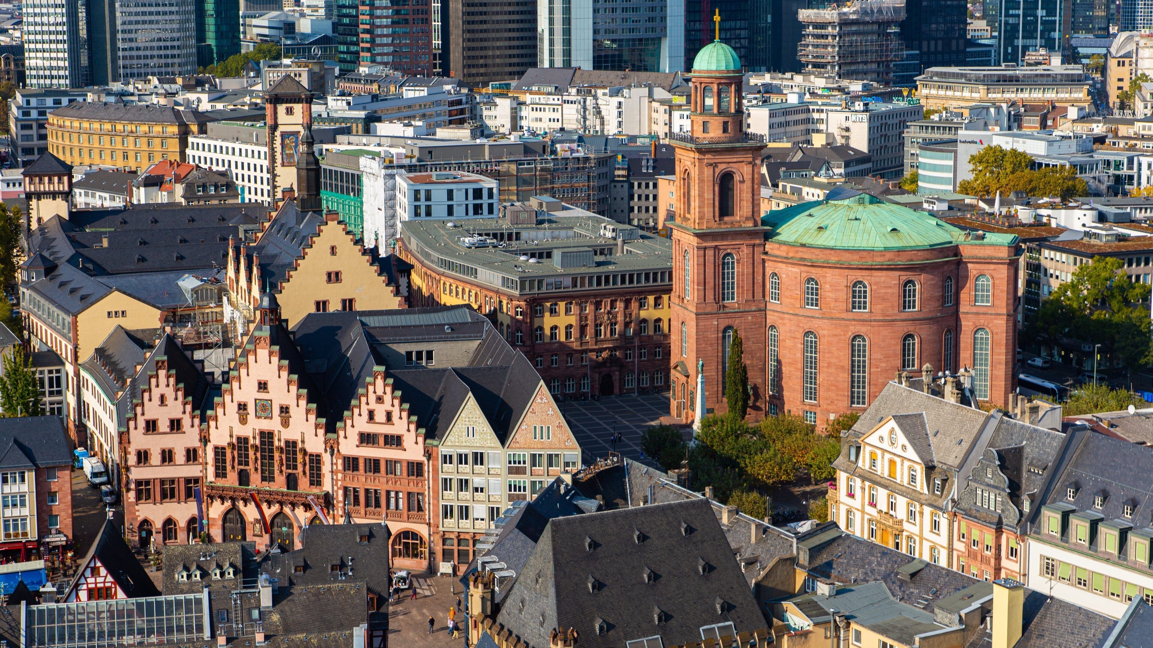 Frankfurt Cathedral which includes heritage architecture, landscape views and a city