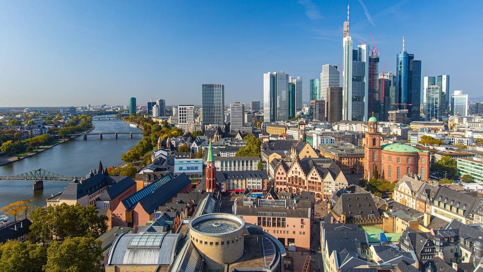 Frankfurt Cathedral which includes landscape views and a city