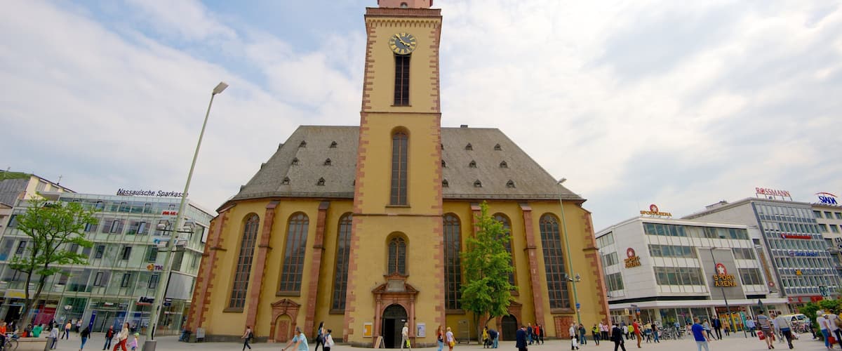 Hauptwache showing a city, a square or plaza and heritage architecture