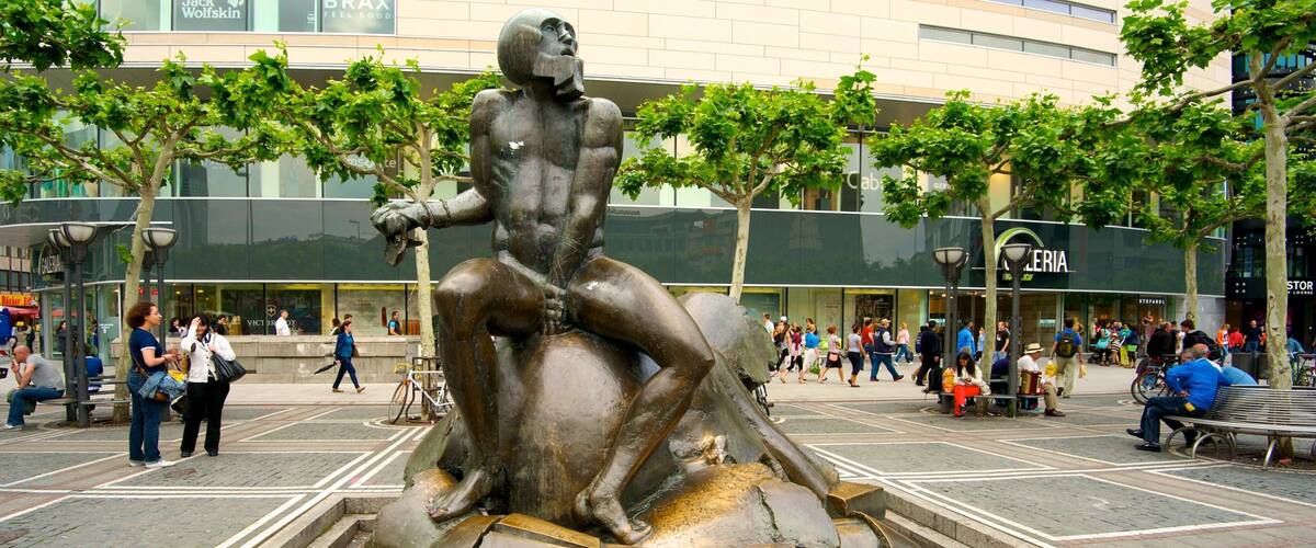 Hauptwache featuring a city, a statue or sculpture and a square or plaza