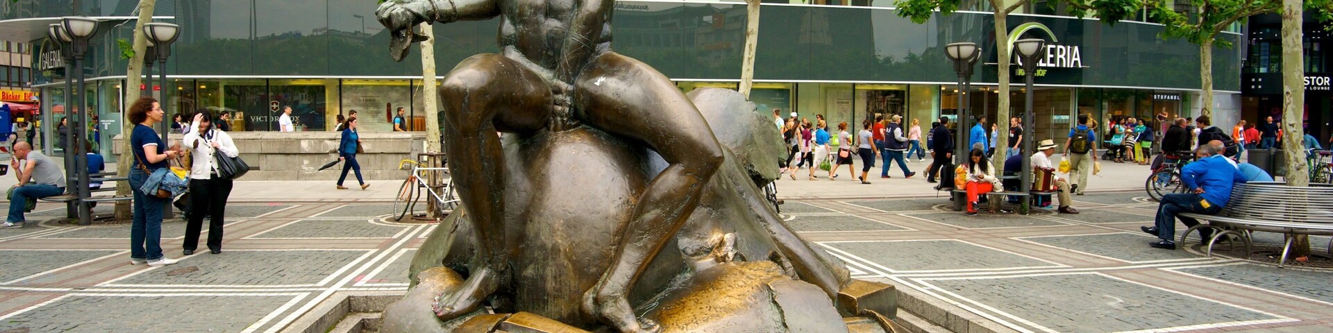 Hauptwache caracterizando uma estátua ou escultura, uma cidade e arte ao ar livre