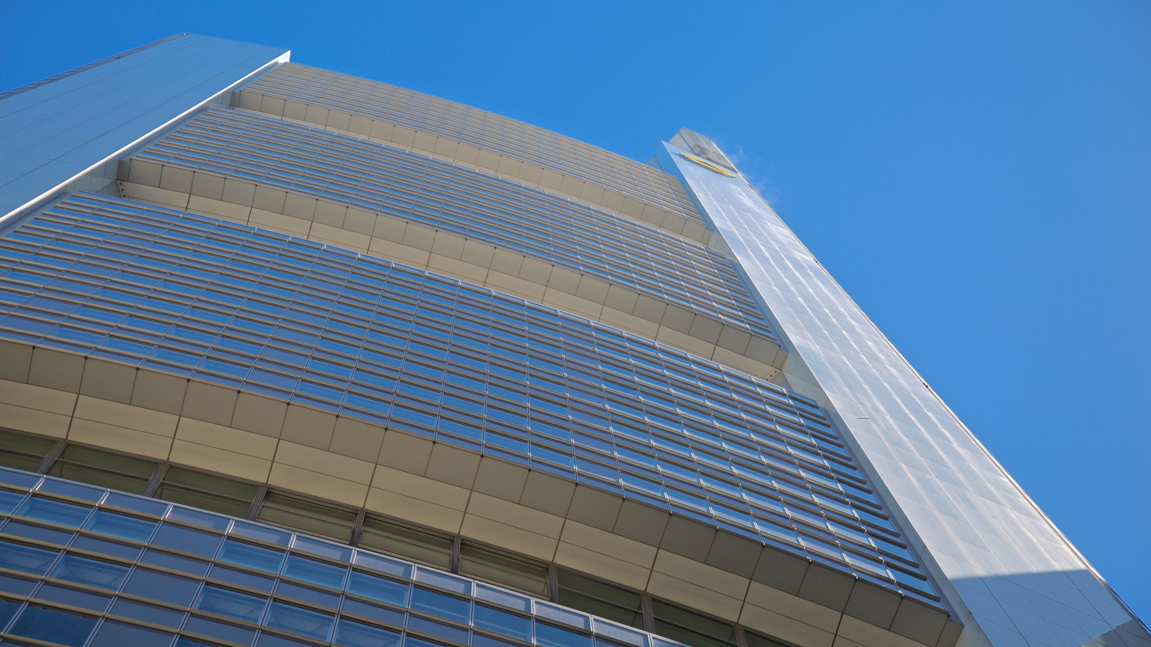Commerzbank Tower showing a high rise building and a city