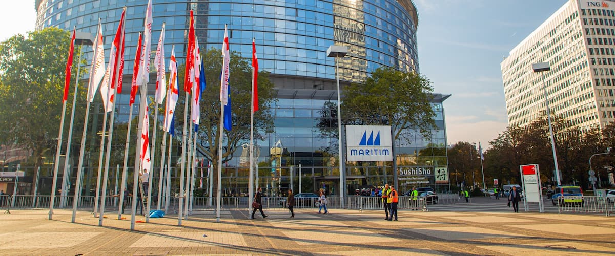Congress Center Messe Frankfurt showing a square or plaza and modern architecture
