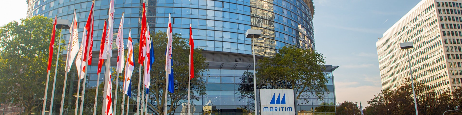 Congress Center Messe Frankfurt showing a square or plaza and modern architecture