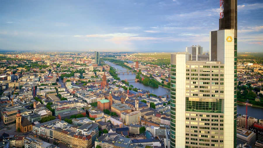 Maintower das einen Stadt, Landschaften und Sonnenuntergang
