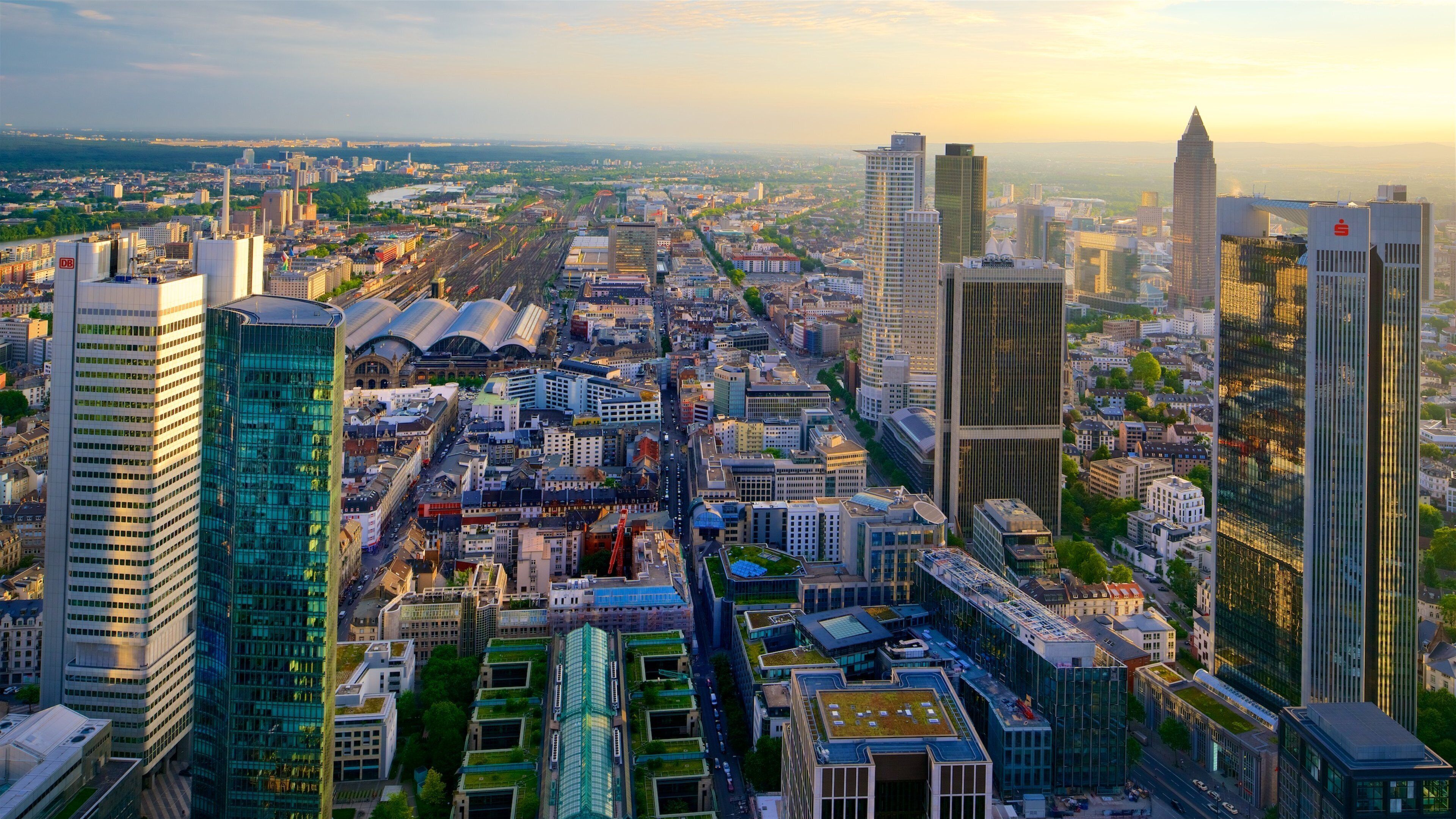 Maintower das einen Sonnenuntergang, Landschaften und Stadt