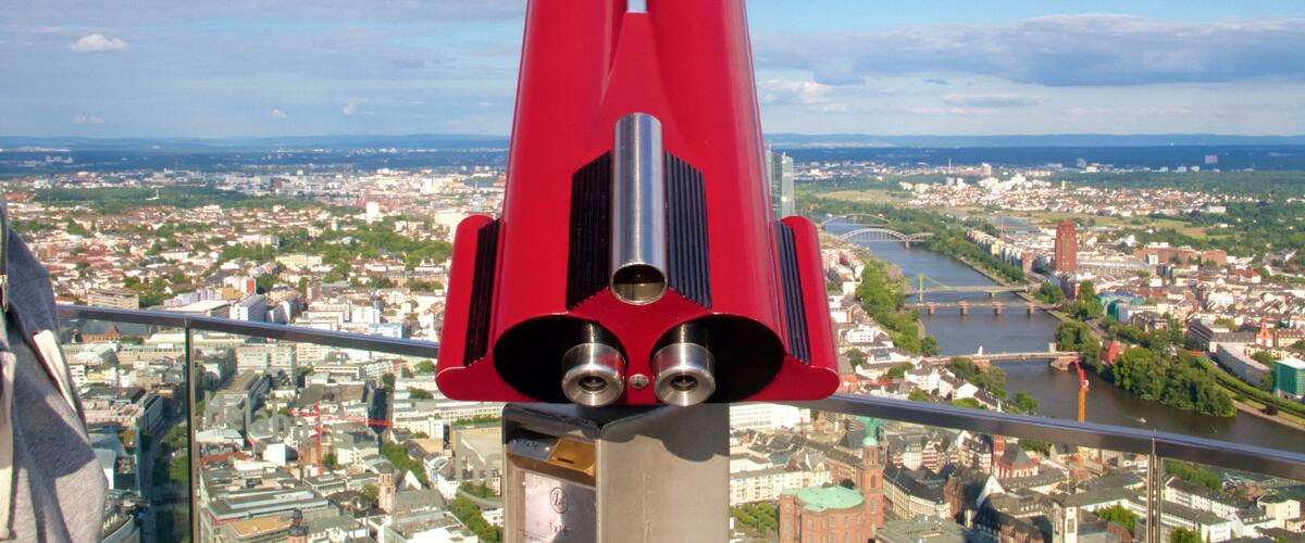 Maintower welches beinhaltet Ansichten und Stadt