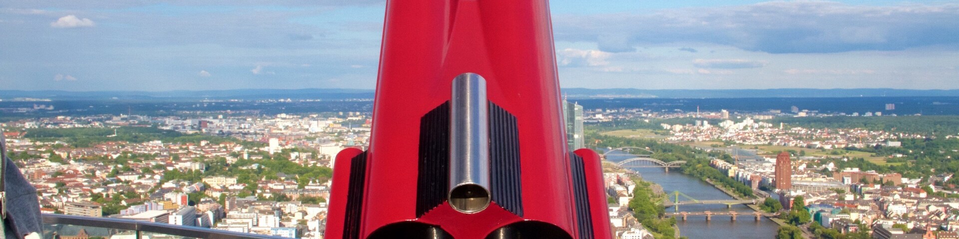 Maintower que inclui paisagens e uma cidade