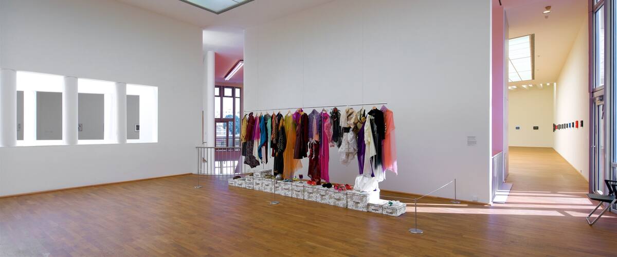 Museo de Arte Moderno que incluye arte y vistas interiores