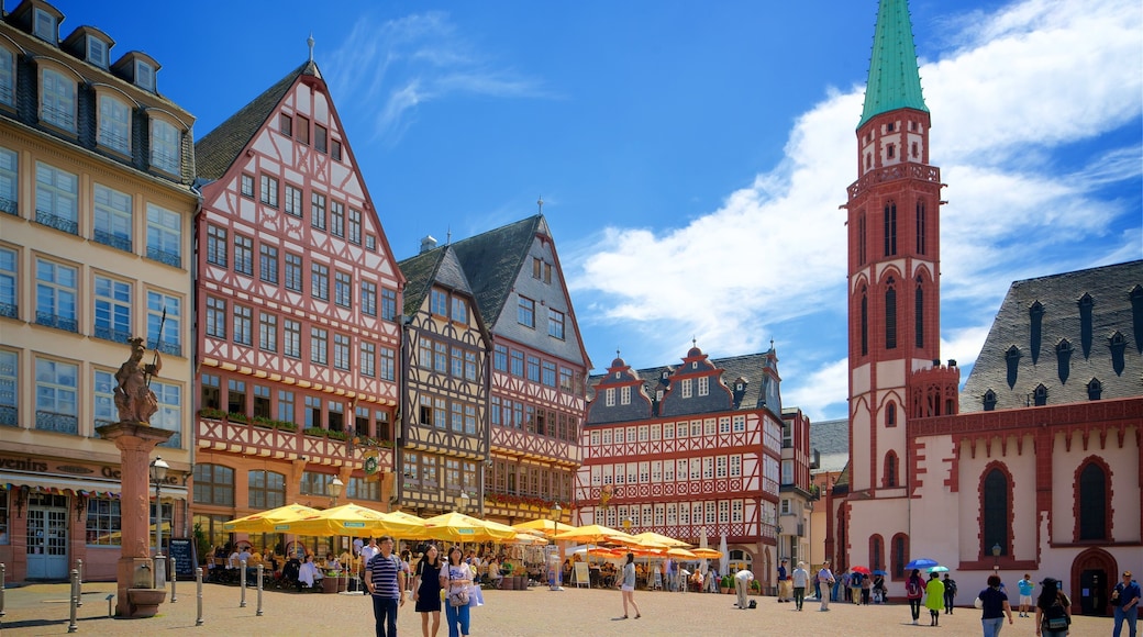 Romerplatz presenterar historiska element, ett torg och en staty eller skulptur
