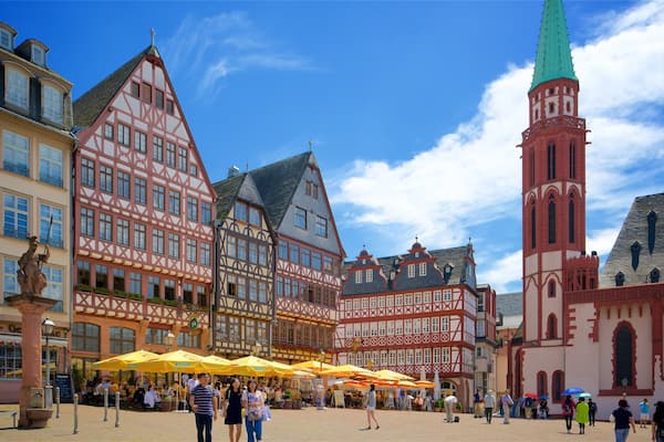 Romerplatz qui includes patrimoine historique, statue ou sculpture et square ou place