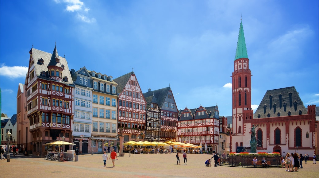 Romerplatz som viser statue eller skulptur, fjell og kulturarv