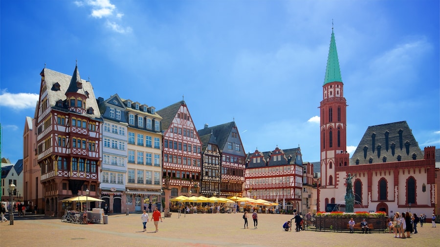 Romerplatz which includes a square or plaza, a statue or sculpture and a fountain