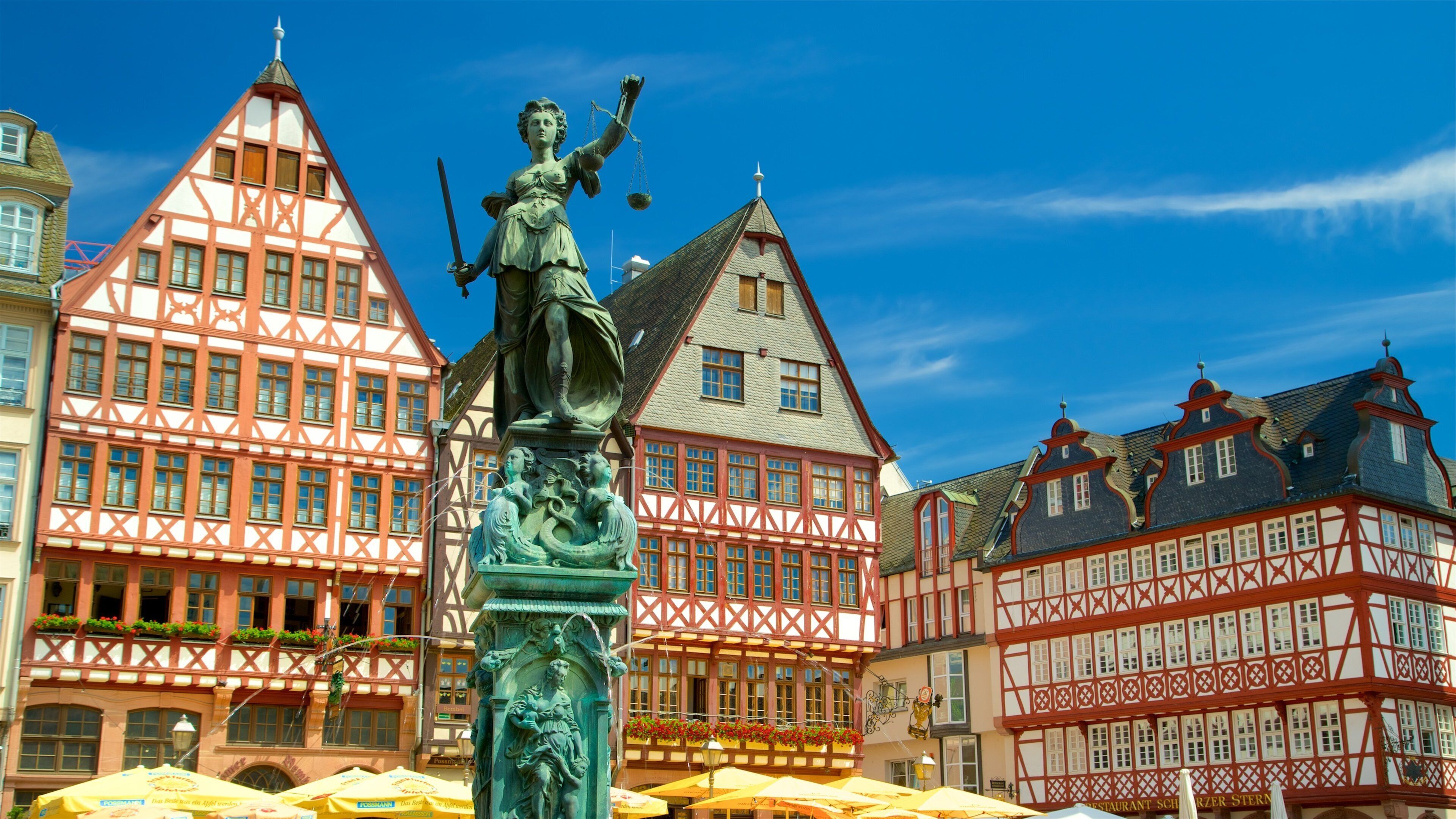 Romerplatz som inkluderar en staty eller skulptur och historiska element