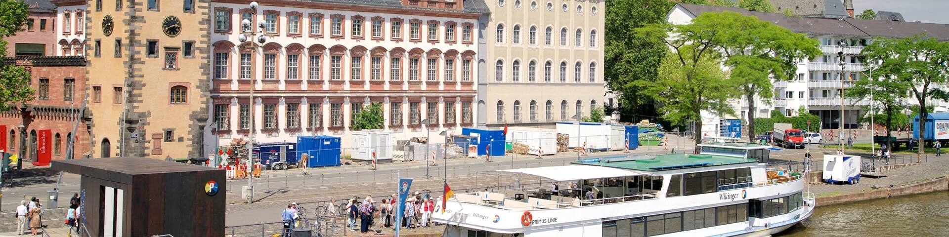 Museo de Historia ofreciendo elementos del patrimonio, un río o arroyo y crucero