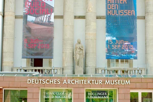 Le Deutsches Architekturmuseum, avec ses grandes banderoles et sa statue.