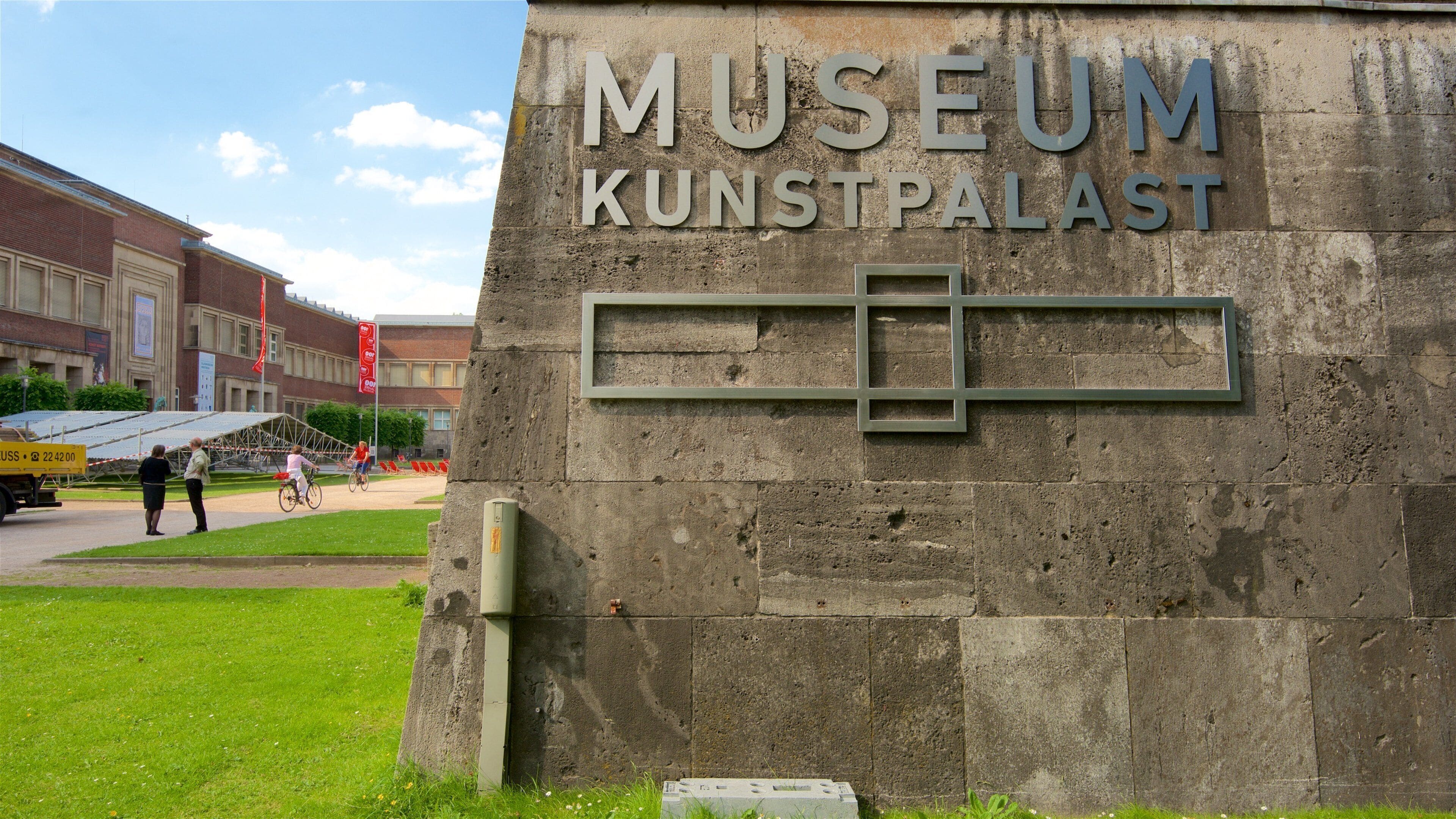 Museum Kunstpalast toont een park en bewegwijzering