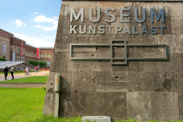 Ein Schild für das Museum Kunstpalast mit modernem Design.