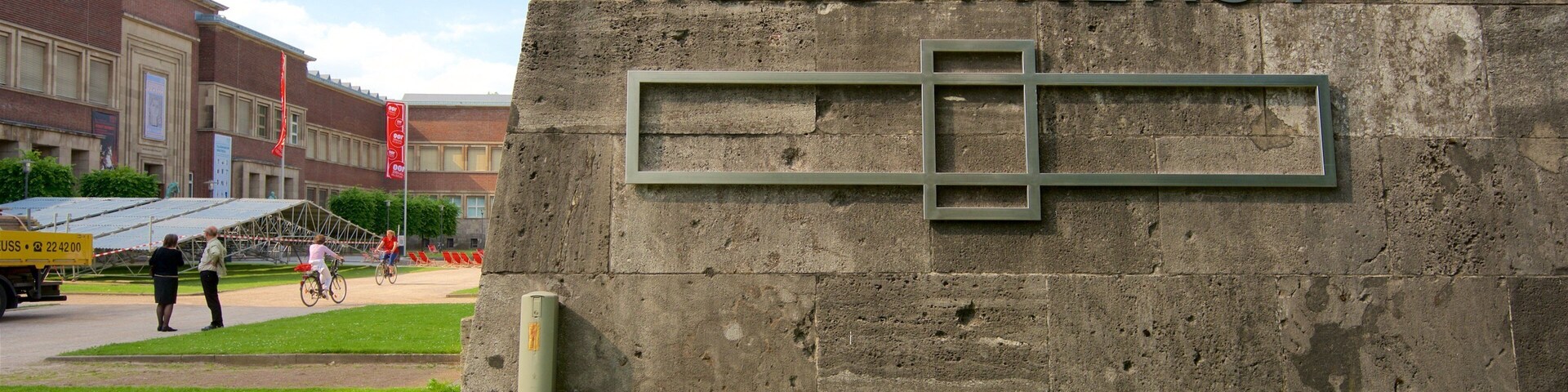 Museum Kunstpalast mit einem Beschilderung und Park