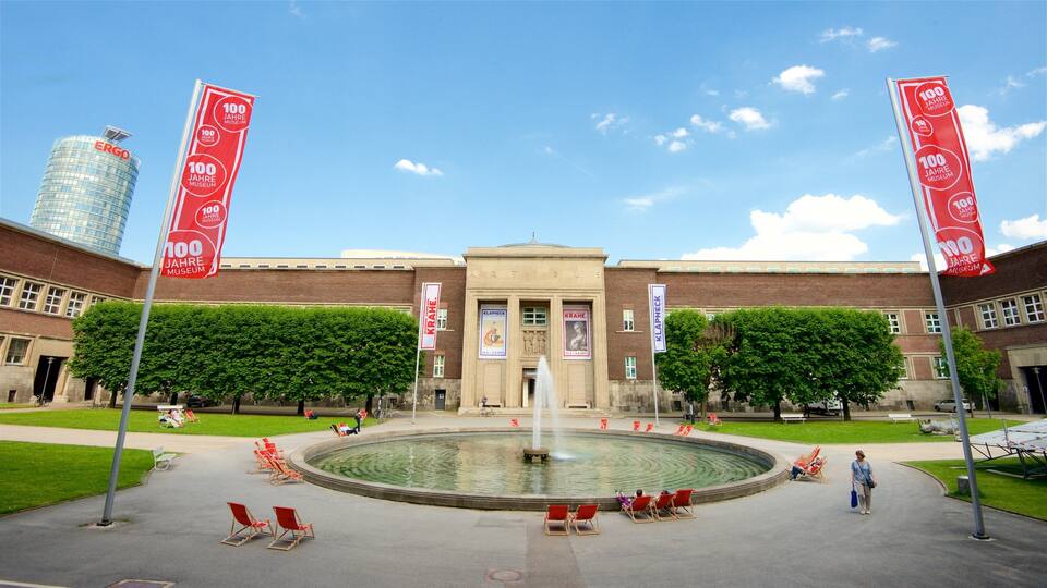 Museum Kunstpalast showing a fountain and a park