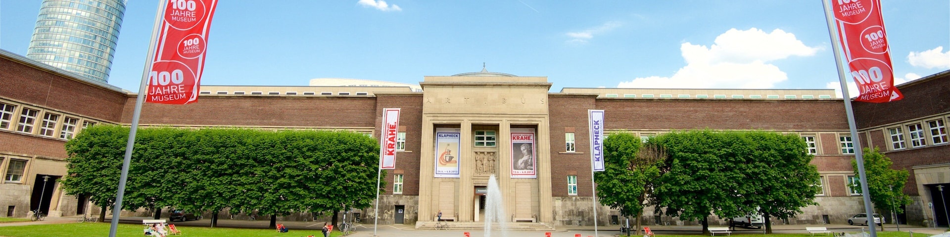 Museum Kunstpalast caracterizando uma fonte e um parque