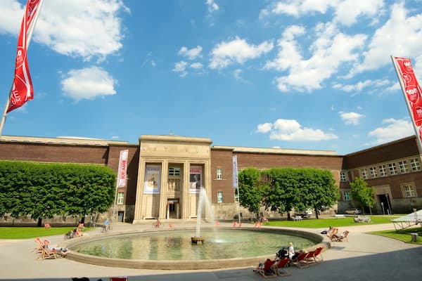 Museum Kunstpalast montrant fontaine et patrimoine historique
