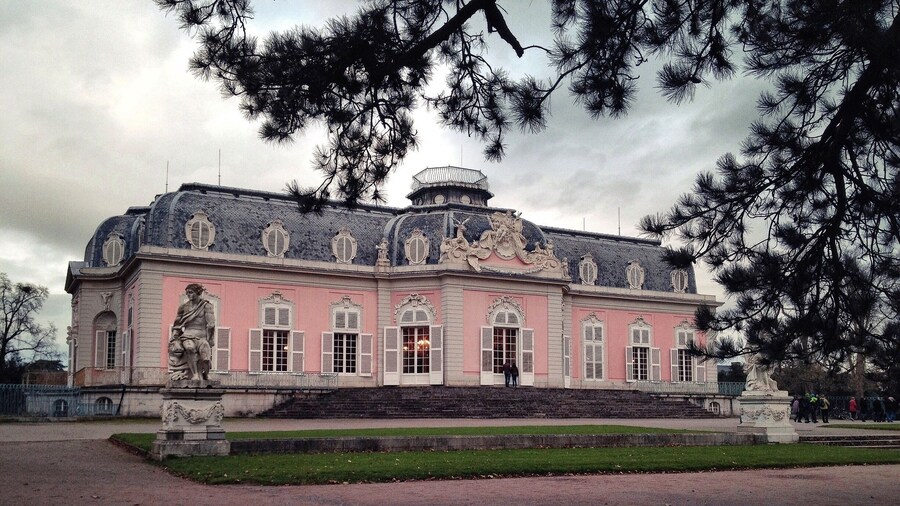 If you are going to visit Düsseldorf you should also visit the baroque palace in Benrath! It’s located in the south of Düsseldorf. The castle was finished in the 1770ies and is absolutely amazing. It looks really small from the outside but it’s huge in the inside with secret transitions. Can you believe that the castle has six floors including the cellar??