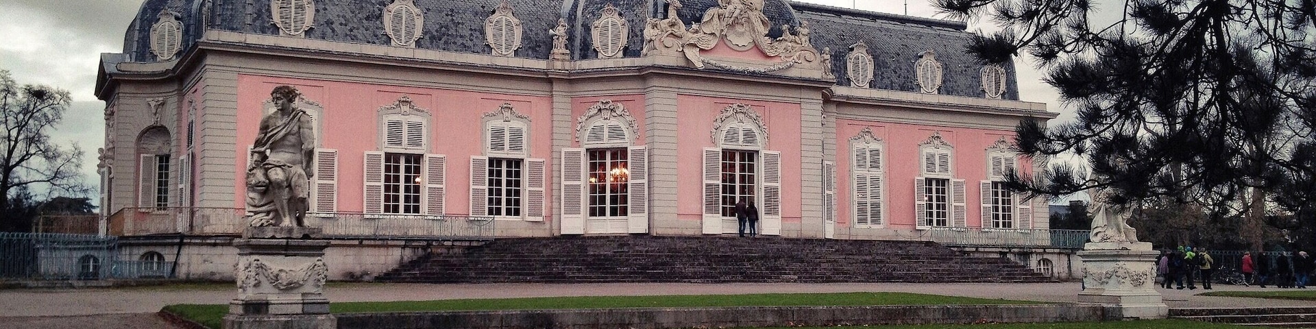 If you are going to visit Düsseldorf you should also visit the baroque palace in Benrath! It’s located in the south of Düsseldorf. The castle was finished in the 1770ies and is absolutely amazing. It looks really small from the outside but it’s huge in the inside with secret transitions. Can you believe that the castle has six floors including the cellar??
