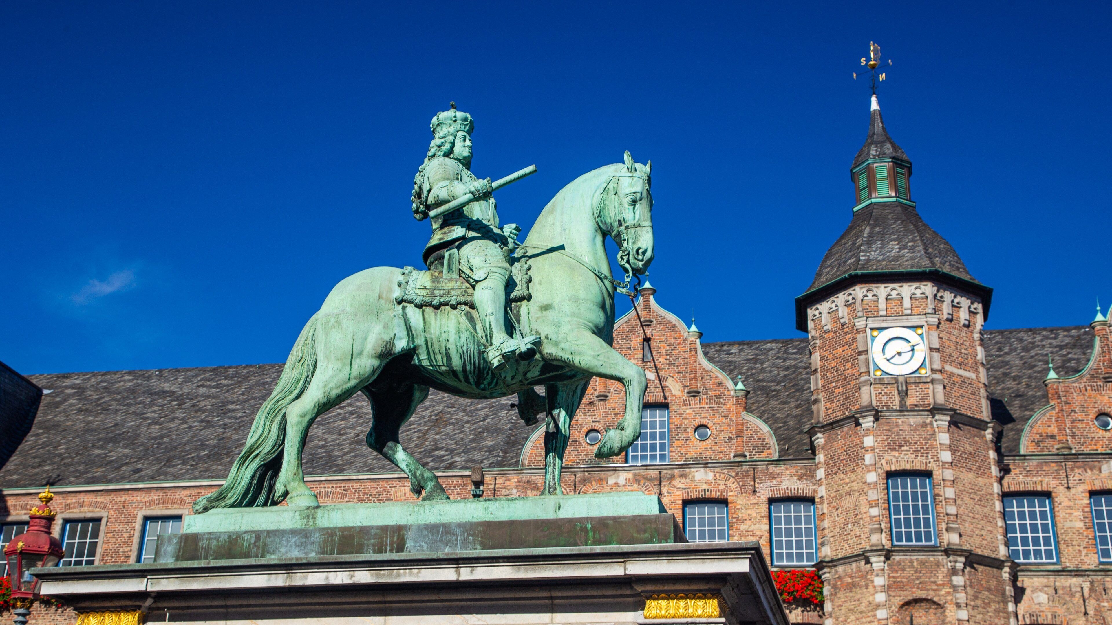Marktplatz which includes heritage elements, heritage architecture and a statue or sculpture