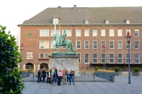 Place Marktplatz qui includes statue ou sculpture et patrimoine historique aussi bien que petit groupe de personnes