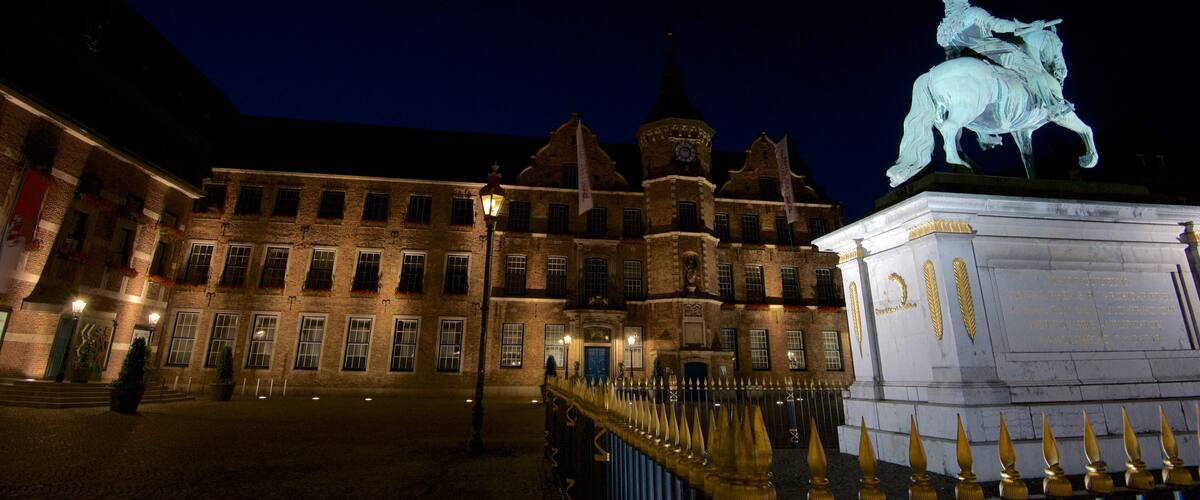 Marktplatz mit einem Statue oder Skulptur, Geschichtliches und bei Nacht