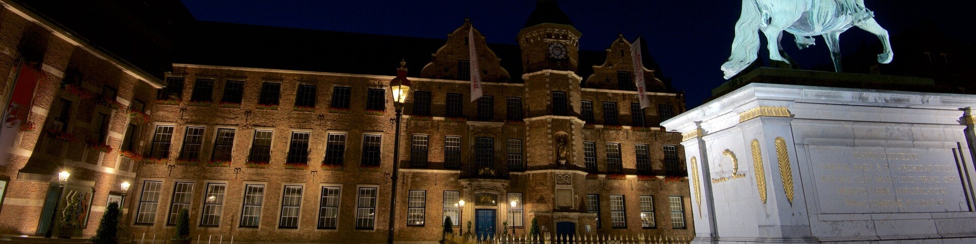 Marktplatz que incluye elementos patrimoniales, una estatua o escultura y escenas nocturnas