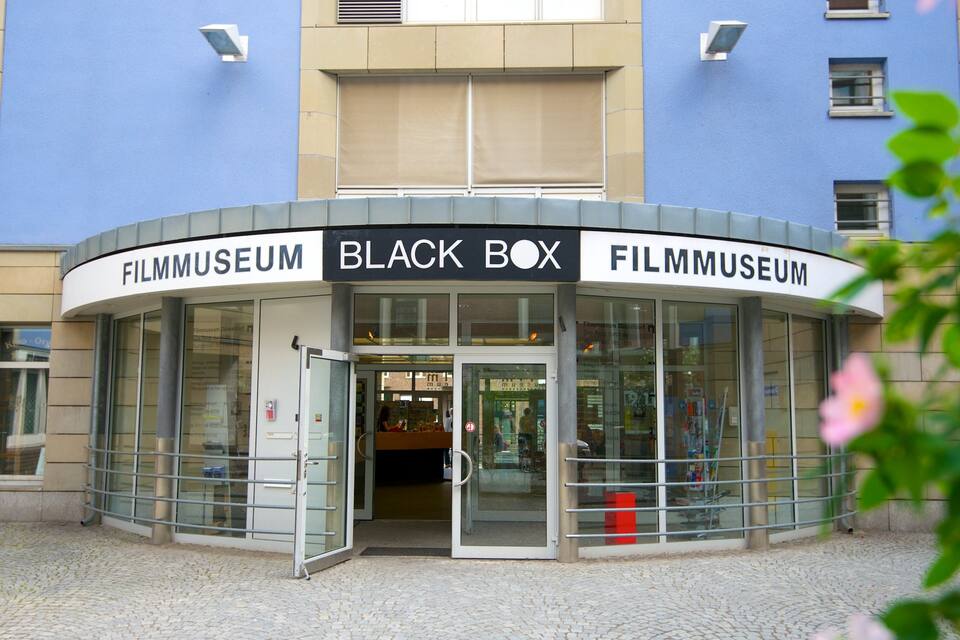 Een gebouw met een bord waarop staat: FILMMUSEUM BLACK BOX.