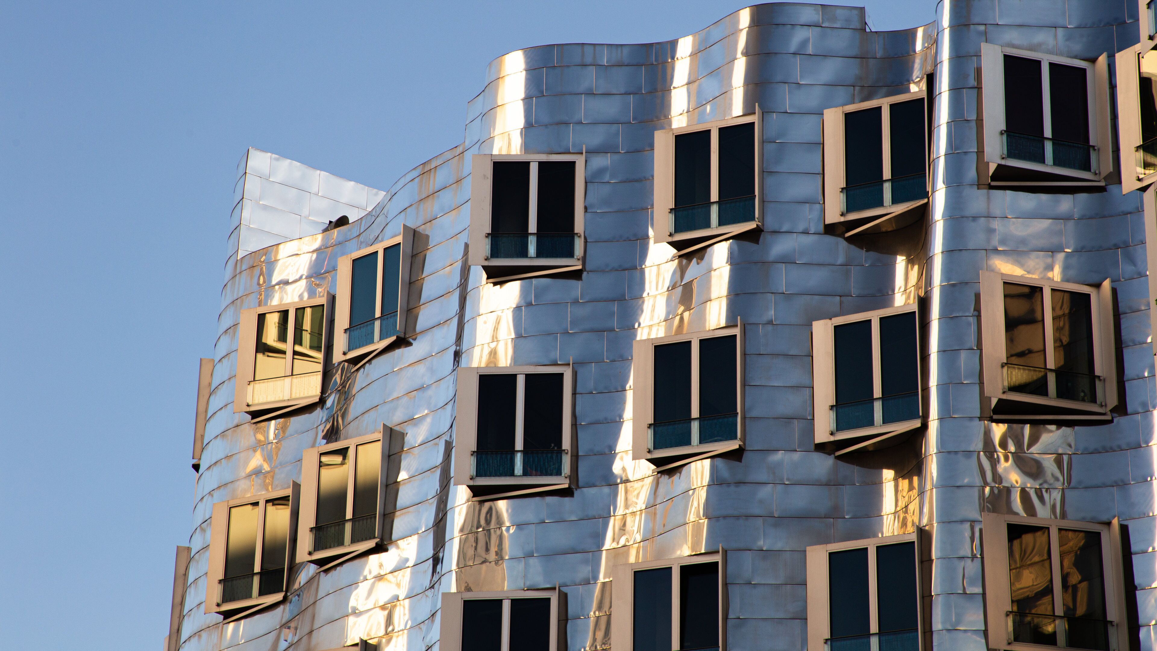 Neuer Zollhof showing modern architecture