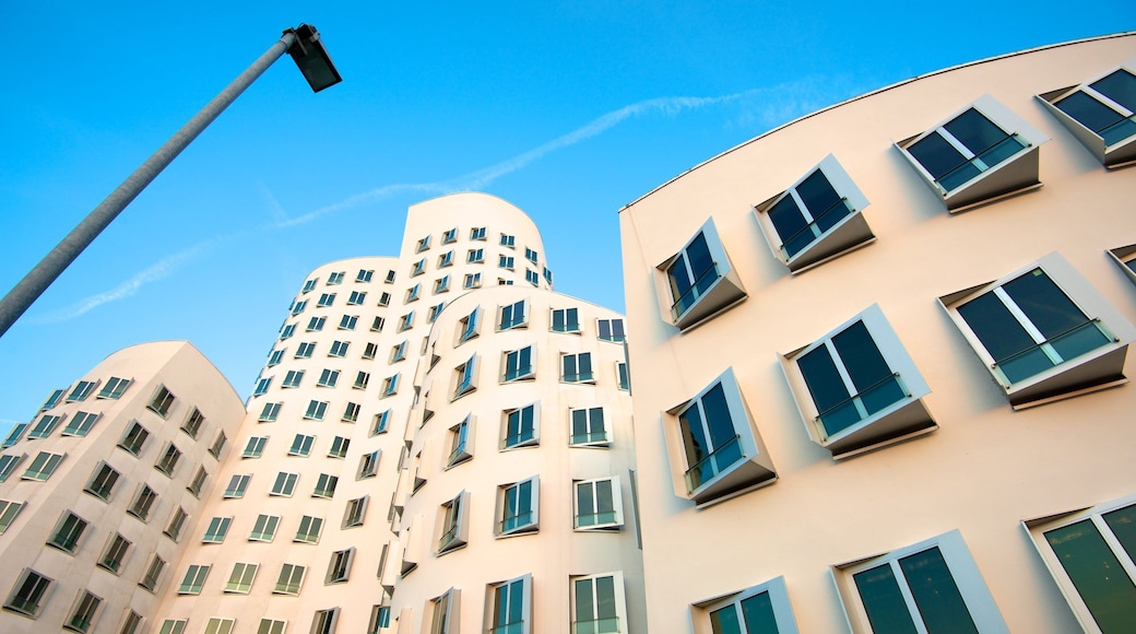 Der Neue Zollhoff which includes modern architecture