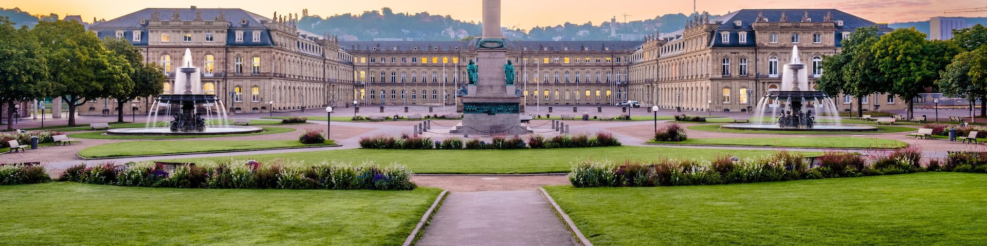 MB6MY1 Schlossplatz Stuttgart in the morning, symmetrical view from Konigsbau with Jubilaumssaule and the new palace (Neues Schloss) in the background.
