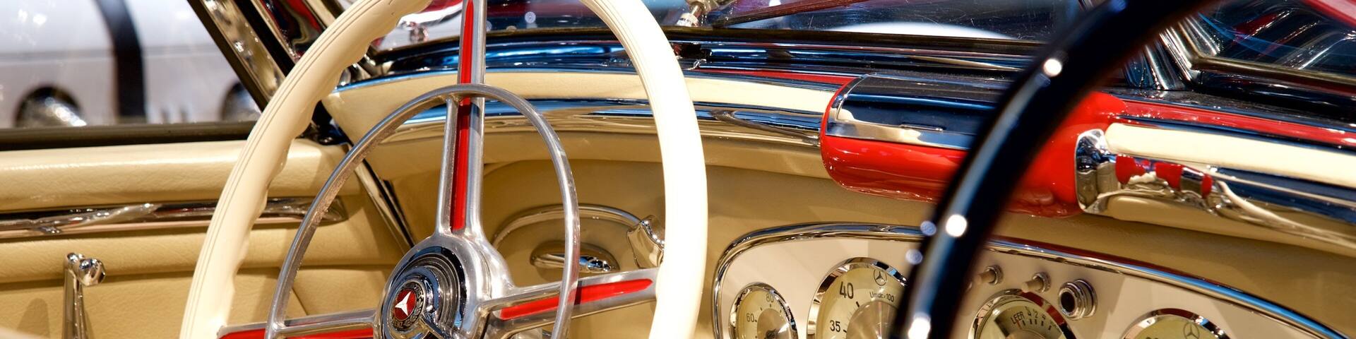 Mercedes-Benz-Museum mit einem Innenansichten und Geschichtliches