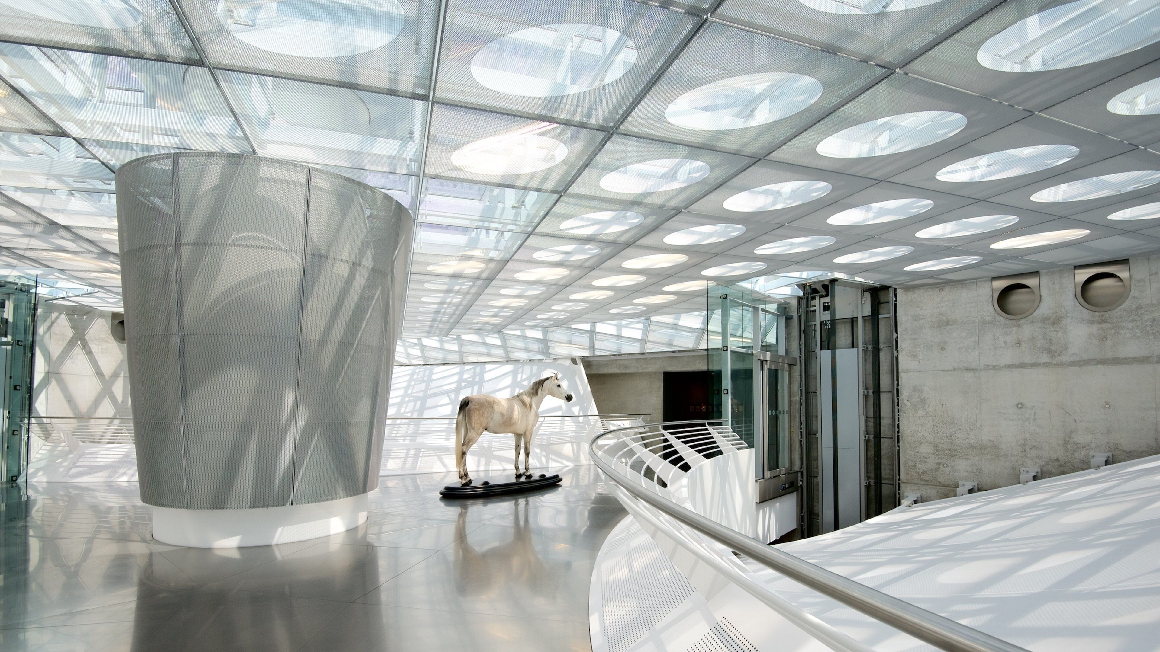 Museo de Mercedes Benz ofreciendo vistas de interior