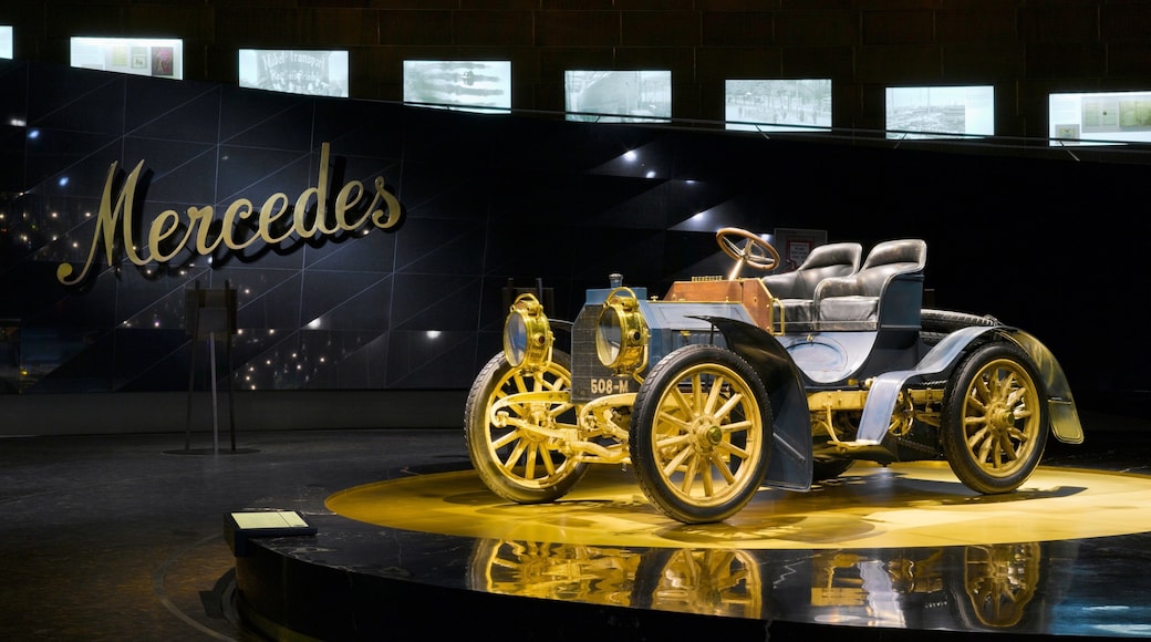 メルセデスベンツ博物館 表示 標識 と 屋内の眺め