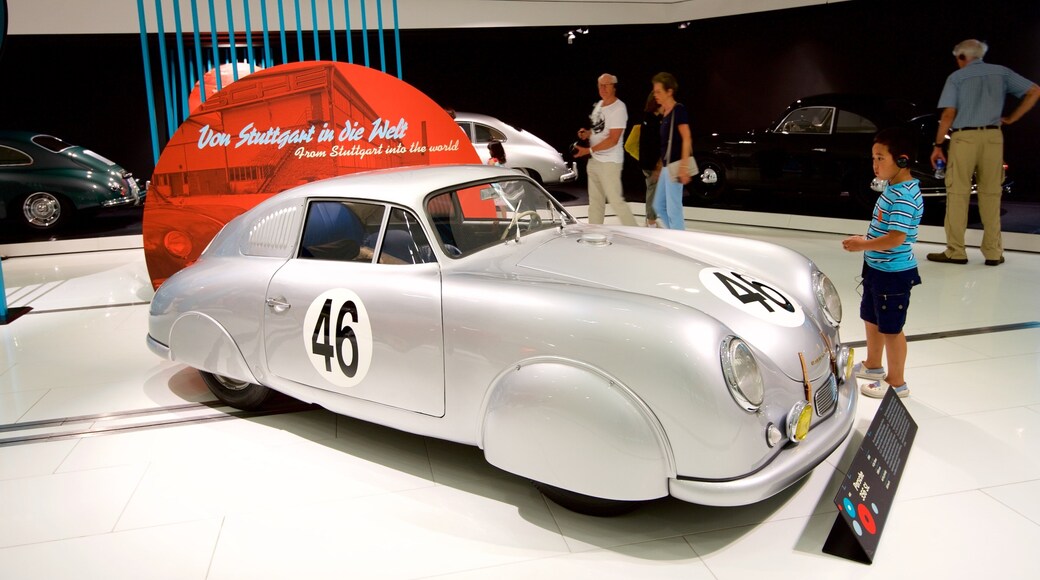 ポルシェ博物館 表示 屋内の眺め 及び 少数の人々