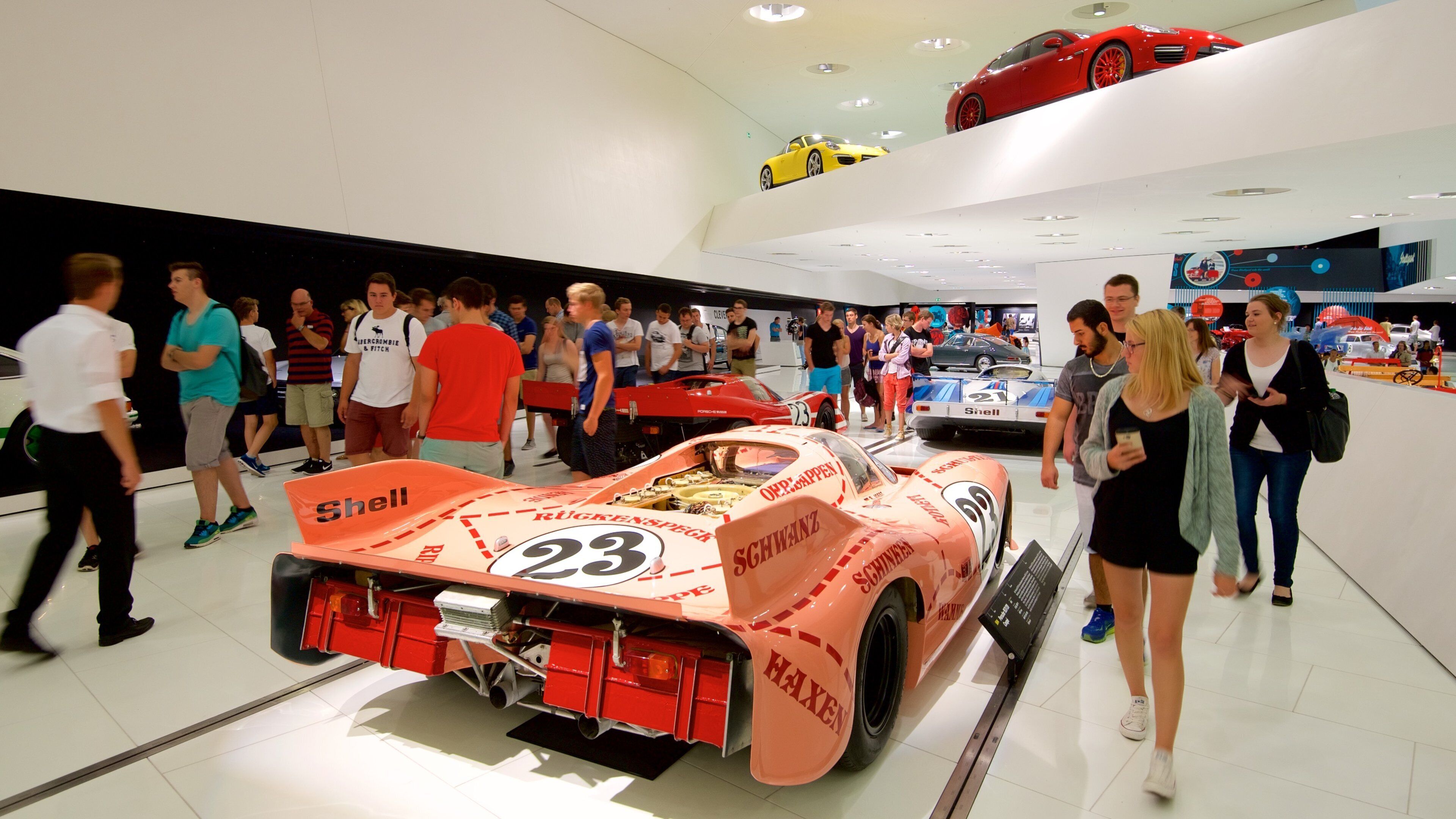 Museo de Porsche mostrando vistas de interior y también un grupo grande de personas