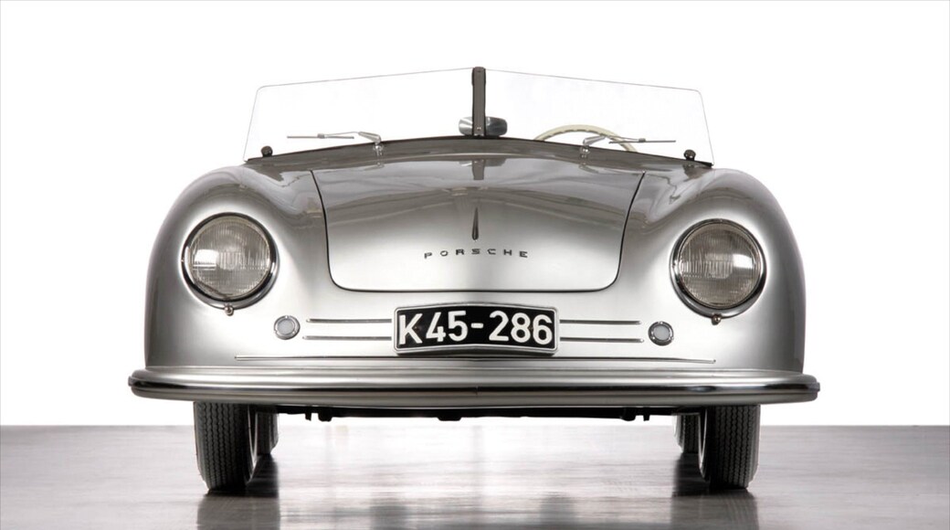 ポルシェ博物館 表示 屋内の眺め