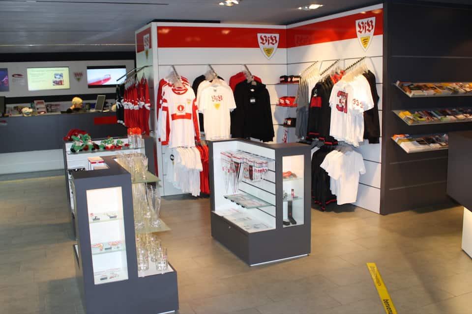 Een sportkledingwinkel met shirts, t-shirts en ander merchandise.