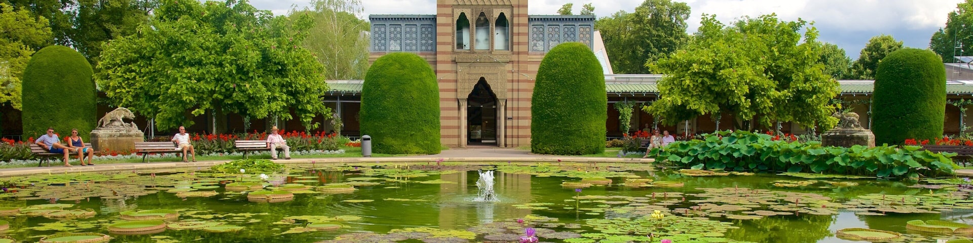 Zoológico de Wilhelma caracterizando um lago