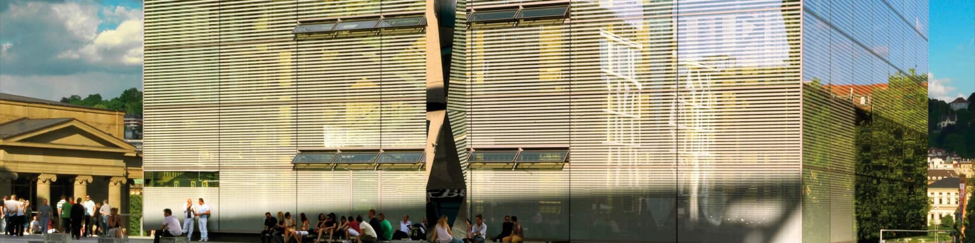 Musée d\'Art de Stuttgart montrant architecture moderne, art en plein air et square ou place