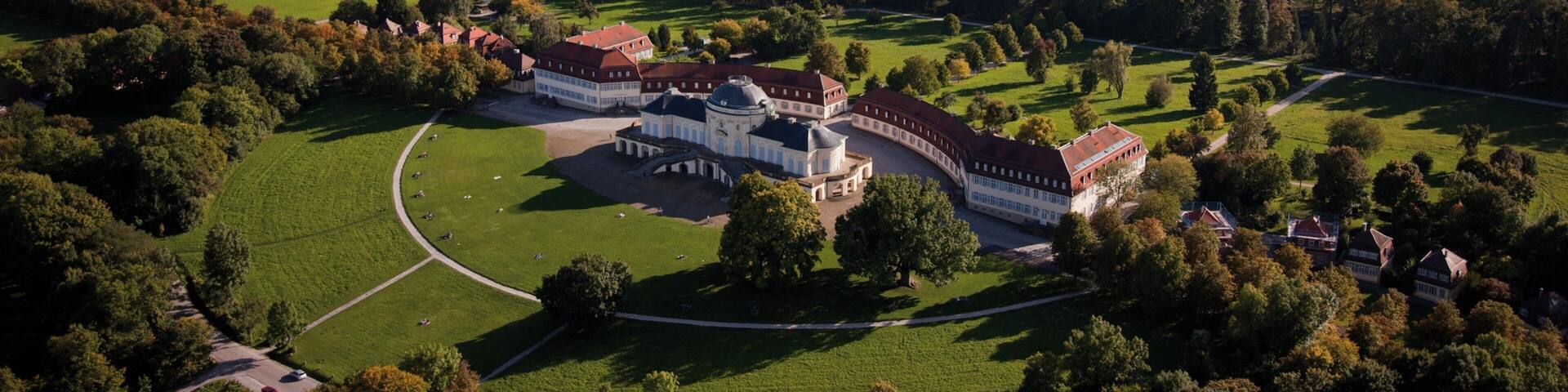 Lustschloss Solitude das einen Burg, Wälder und historische Architektur