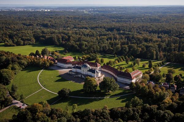 Lustschloss Solitude das einen Burg, Wälder und historische Architektur