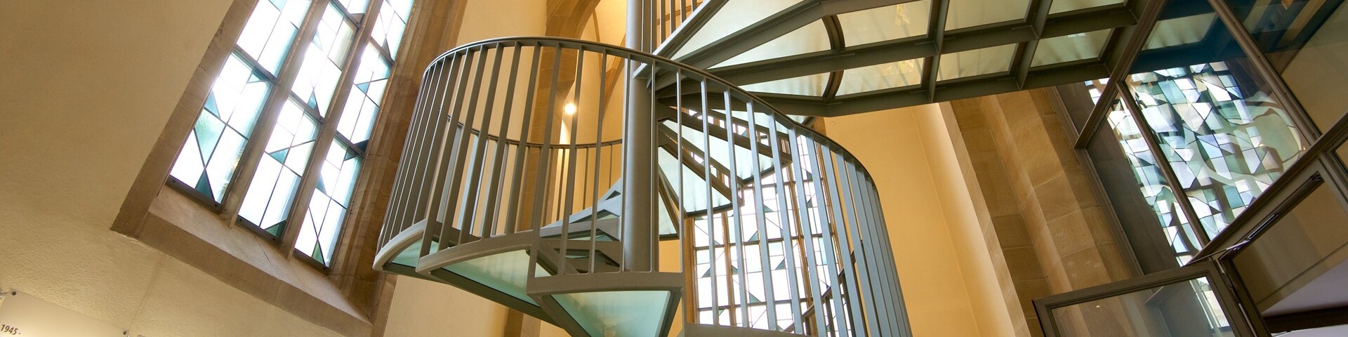 Stiftskirche caracterizando vistas internas e uma igreja ou catedral