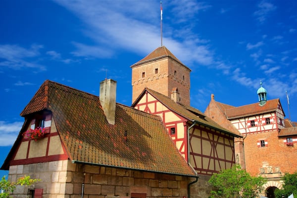 Ein traditionelles Fachwerkhäuschen mit Turm und Wimpel.